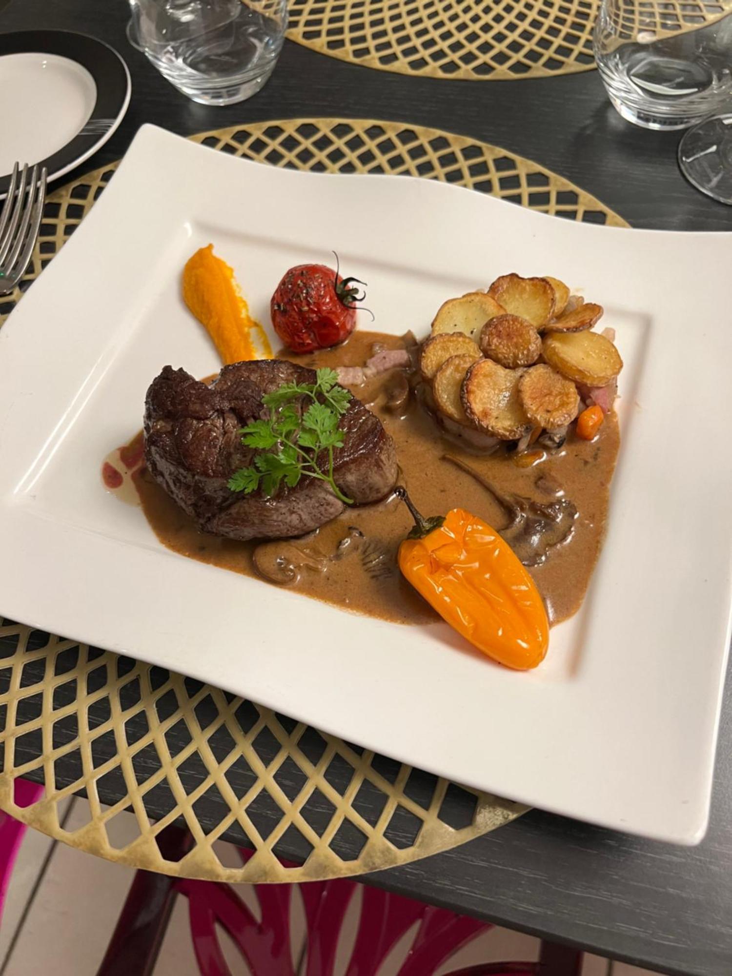 La Glycine Hotel, Spa Et Bien-Etre Bénouville Eksteriør billede